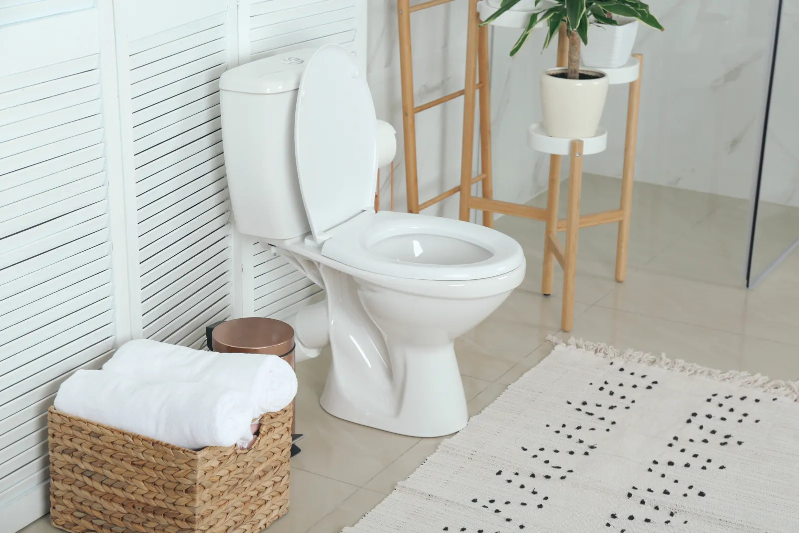 Modern White Toilet in Clean Bathroom – Compare siphon jet vs washdown flushing systems to find the best toilet for your needs.