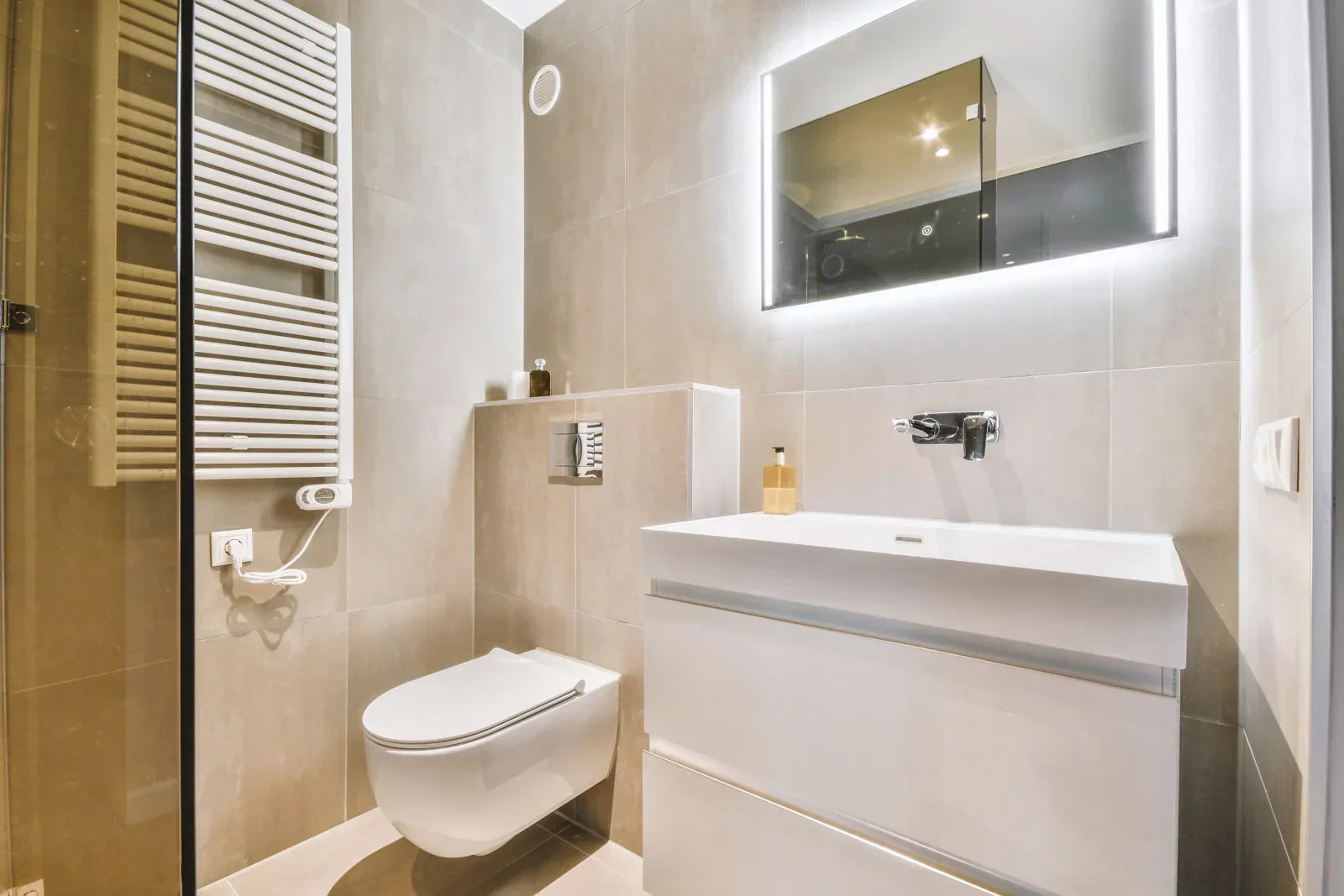 Modern minimalist bathroom with a wall-hung smart toilet, its deodorization system ensuring odor-free daily use.