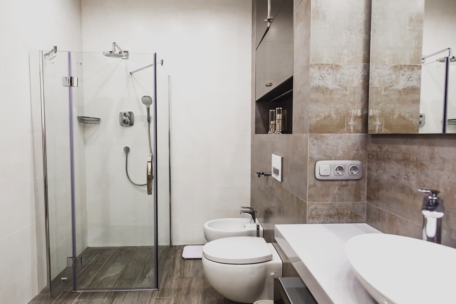Contemporary family bathroom fitted with a sleek hinged glass shower door equipped with soft close hinge hardware.