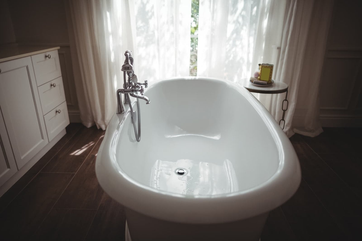 Use this guide to decide whether a 2 person bathtub fits your bathroom, delivery route, floor, plumbing, and hot-water supply before ordering.