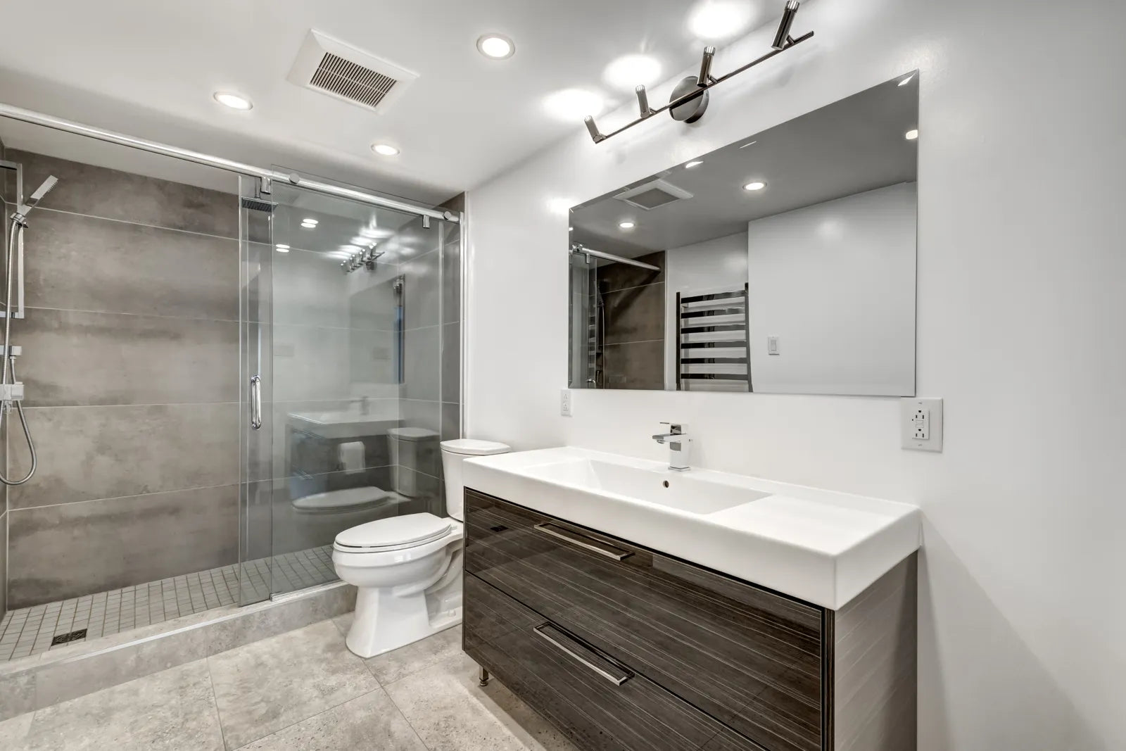 Modern apartment bathroom with a quiet flush toilet, ideal for noise-sensitive living spaces.
